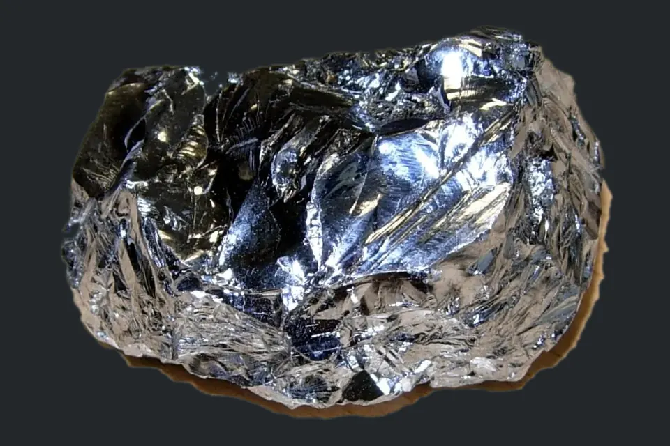 Ein silbrig glänzendes Stück gereinigtes Silicium mit muscheligen Bruchflächen
